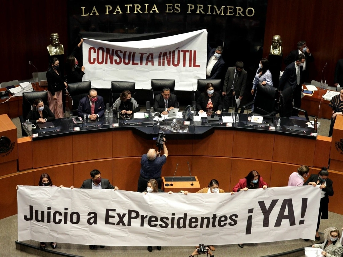 Las pancartas, lonas y gritos relucieron en el Senado. Foto Roberto García Ortiz