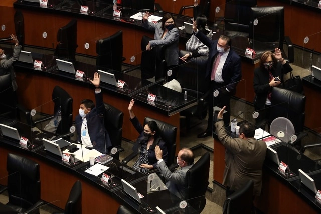 Con el voto de Morena, Encuentro Social, PT, PRD y parte del PRI y del PVEM, el Senado aprobó la minuta que otorga mayores facultades a la Secretaría de Marina, entre ellas, la administración y el control de los puertos del país. Foto Yazmín Ortega Cortés