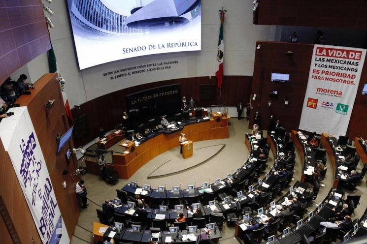 Senadores de Morena colocan una manta después de que se citó en lo general la Ley de Amnistía. Foto Cristina Rodríguez