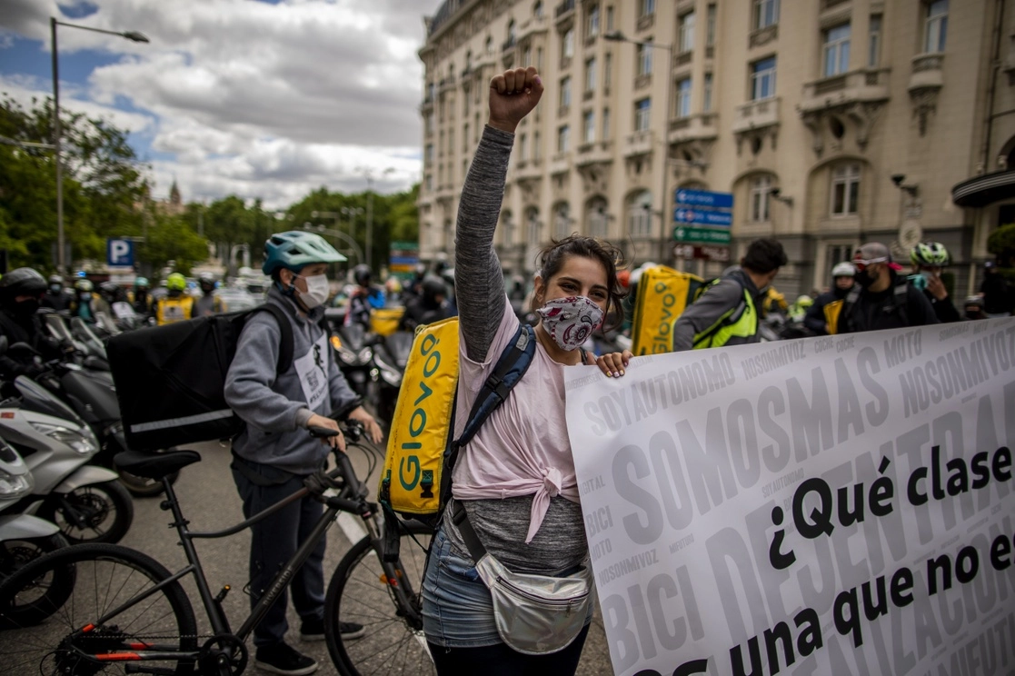 Repartidores de aplicación protestan frente al Parlamento español, en Madrid, el 11 de mayo de 2021. Foto Ap 
