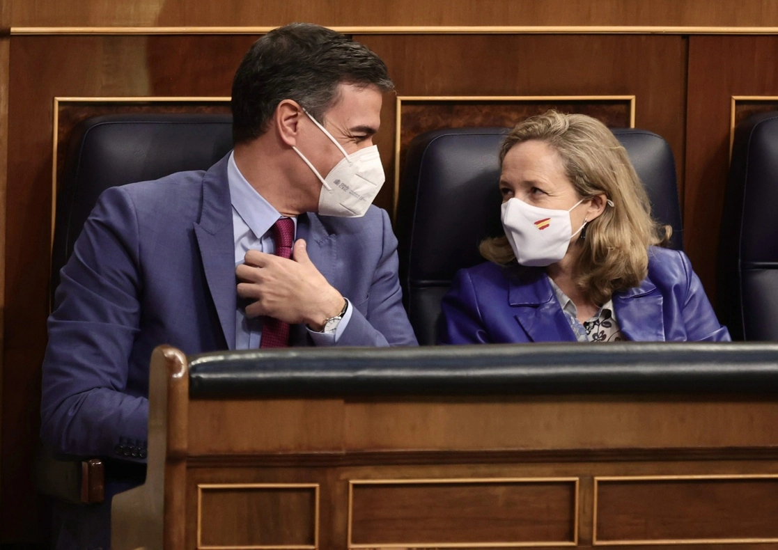El presidente del Gobierno español, Pedro Sánchez, y la vicepresidenta y ministra de Asuntos Económicos y Transformación Digital, Nadia Caviño, en el Congreso de los Diputados, en Madrid, el 28 de diciembre de 2021. Foto Europa Press