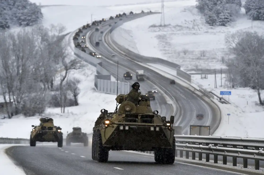 Rusia desplazó a fines del año pasado a decenas de miles de soldados y tanques cerca de la frontera con Ucrania. En la imagen, un convoy ruso de vehículos militares avanza sobre una carretera de Crimea, el pasado 18 de enero. Foto Ap 
