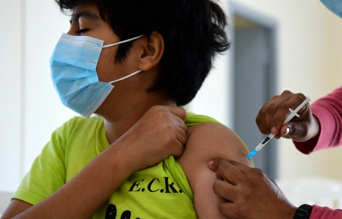 Un menor recibe una dosis de la vacuna contra el coronavirus de Pfizer-BioNTech en Asunción, Paraguay. Foto Afp / Archivo