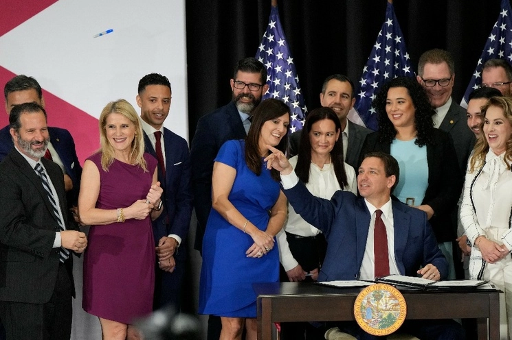 El gobernador republicano Ron DeSantis (en imagen de ayer) acusa al presidente demócrata estadunidense, Joe Biden, de no atender el tema de la inmigración ilegal. Foto Ap
