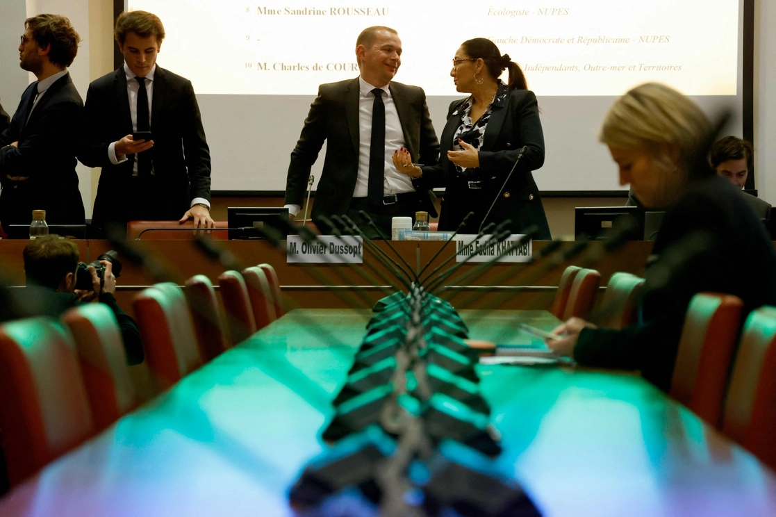 El ministro del Trabajo francés, Olivier Dussopt, junto al presidente de la Comisión para Asuntos Sociales, Fadila Khattabi, hoy en la Asamblea Nacional, en París. Foto Afp 