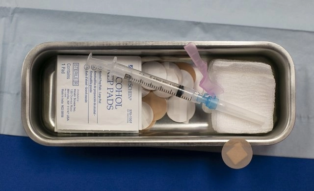 El regulador médico de Reino Unido aprobó el uso de la vacuna de Moderna contra el Covid-19. Foto Ap 