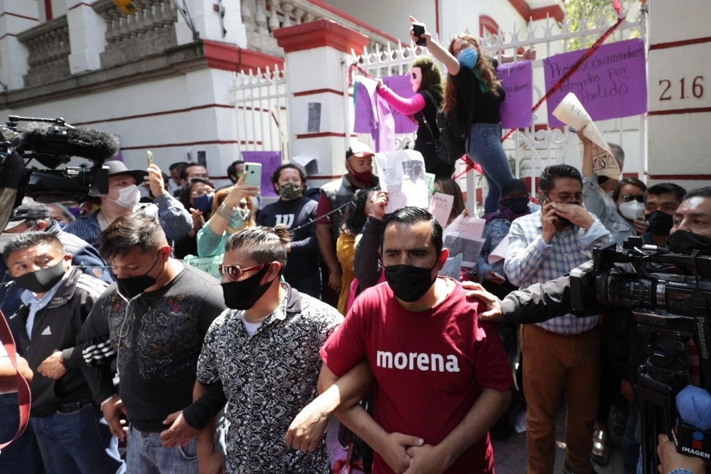 Simpatizantes de Porfirio Muñoz Ledo y Mario Delgado, en imagen de ayer, en la sede del partido en la Ciudad de México. Foto Roberto García Ortiz