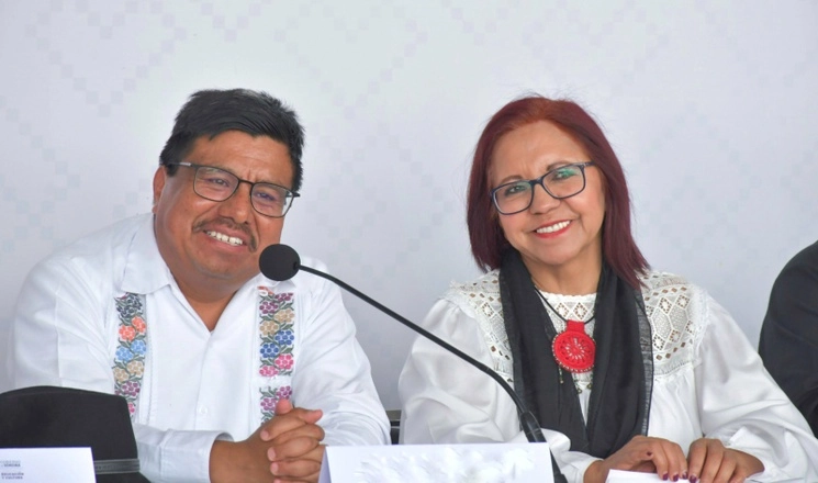 Adelfo Regino y Leticia Ramírez, titular del INPI y la SEP, respectivamente, durante el evento realizado el 18 de julio de 2023. Foto tomada de Twitter de @INPImx
