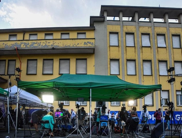 La votación para reducir los legisladores italianos comenzó el domingo por la mañana y terminó este lunes a las 15 horas. La imagen, en Milán. Foto Afp 