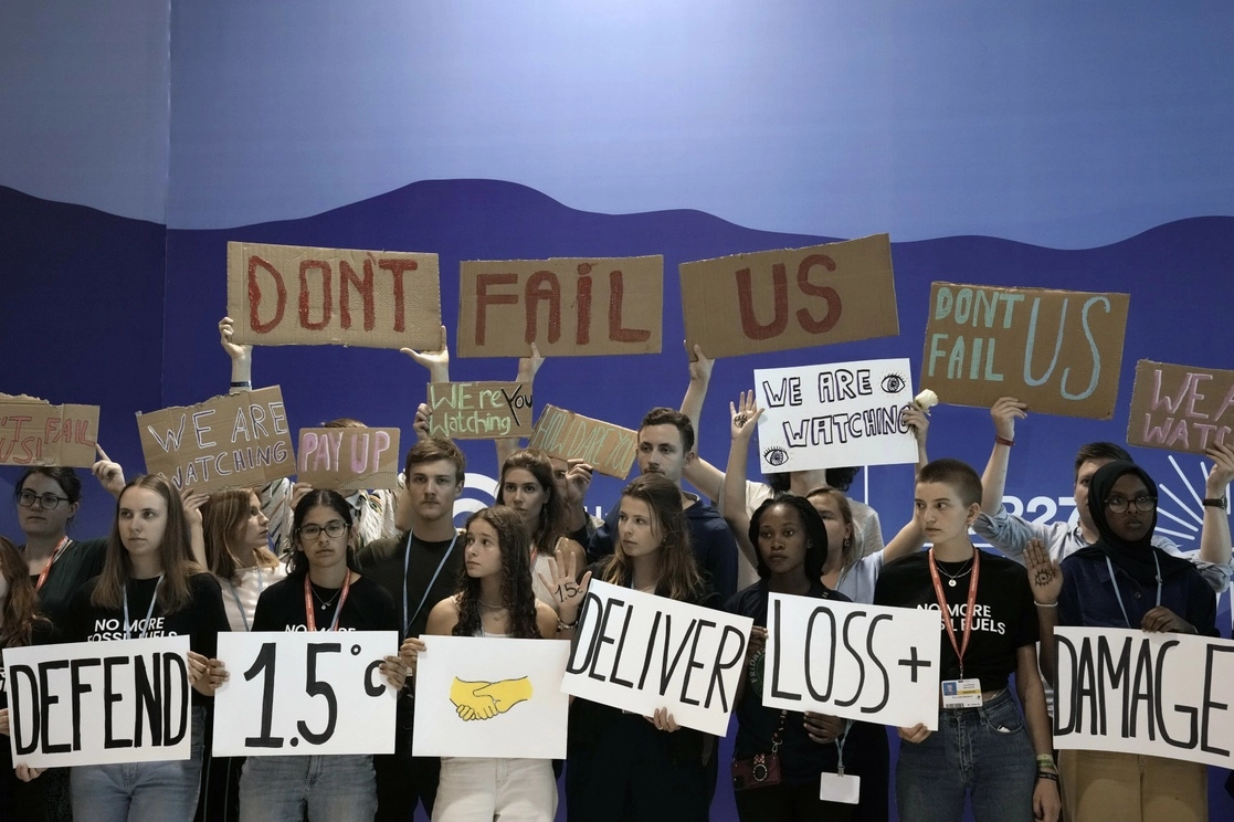 Jóvenes activistas alientan a los líderes mundiales a mantener políticas que limiten el calentamiento global. Foto Ap



