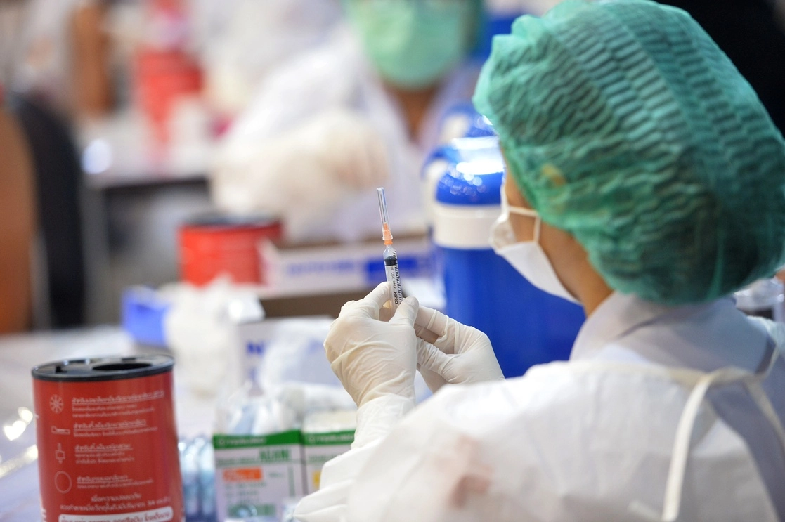 Una enfermera prepara la vacuna desarrollada por la farmacéutica china Sinovac contra el Covid-19 en Bangkok, Tailandia, el 31 de mayo de 2021. Foto Xinhua