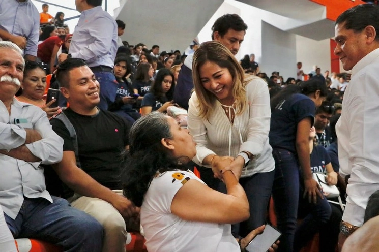 La senadora Lucía Meza (c,der). Foto tomada de la cuenta de Twitter @LucyMezaGzm