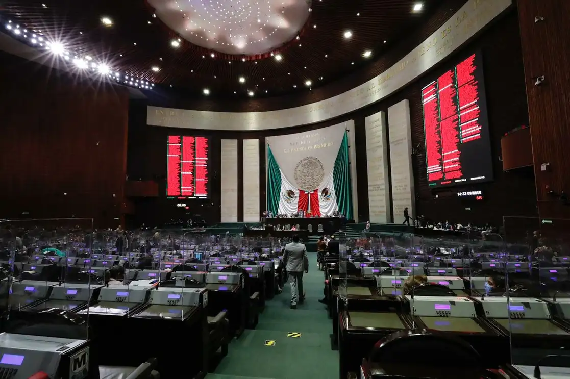 Durante la sesión ordinaria en la Cámara de Diputados, en la que se aprobó, en lo general, el dictamen que expide la Ley General de Educación Superior, el 9 de marzo de 2021. Foto tomada del sitio https://comunicacionnoticias.diputados.gob.mx