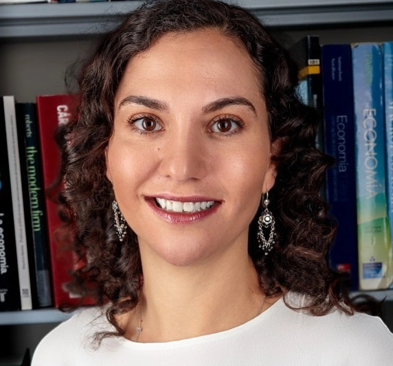 Marván es comisionada de la Cofece, en donde ha desempeñado otros cargos, como directora adjunta de Investigaciones de Practicas Monopólicas Absolutas. Es licenciada en derecho por la Universidad Iberoamericana y cuenta con un posgrado en American English for Students of Law por la universidad de Yale, en Estados Unidos. Imagen tomada de https://www.facebook.com/cofece