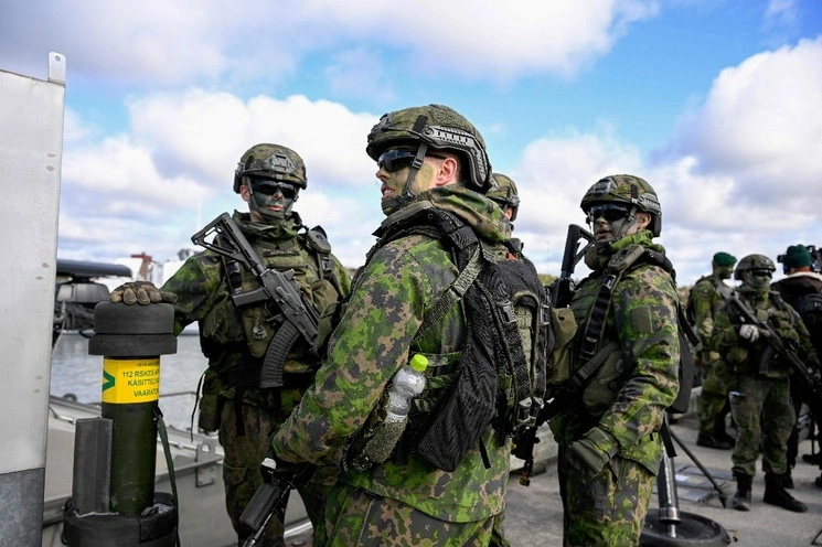 Soldados suecos y finlandeses realizan ejercicios militares en una base naval cerca de Estocolmo. Foto Afp / Archivo