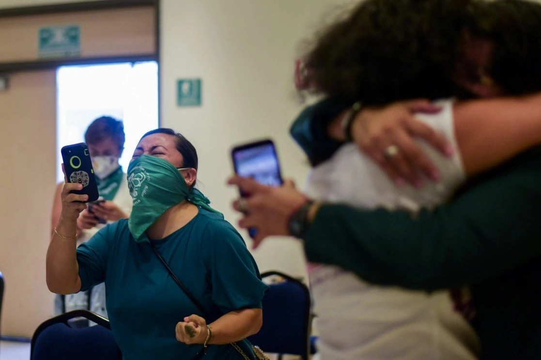 Integrantes del colectivo Católicas por el Derecho a Decidir celebraron ayer la despenalización del aborto en Veracruz, que se convierte en la cuarta entidad en reconocer este derecho junto con la Ciudad de México, Oaxaca e Hidalgo. Foto Cuartoscuro