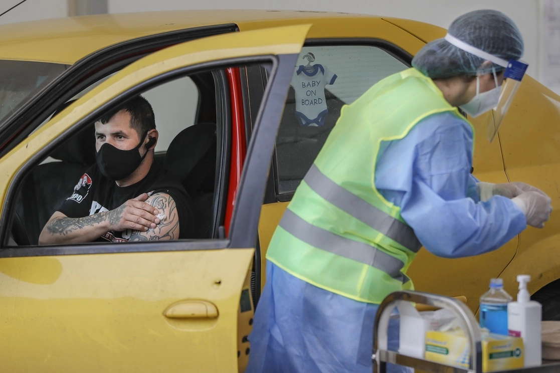 Un hombre espera en su auto recibir la vacuna contra el coronavirus en Bucarest, Rumania, el 29 de abril de 2021. Foto Ap 