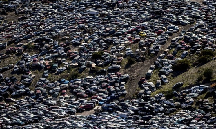 Deposito de automóviles confiscados por autoridades federales en San Antonio de los Buenos, Baja California. Foto Cuartoscuro / Archivo