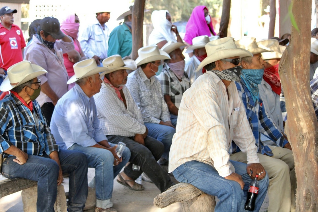 Yaquis del pueblo de Vícam, Sonora, durante una reunión con funcionarios federales. Foto ‘La Jornada’ / Archivo