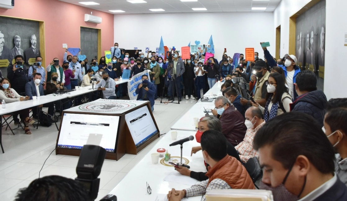 Diversos colectivos protestaron durante la sesión contra el dictamen. Foto Juan Ricardo Montoya 