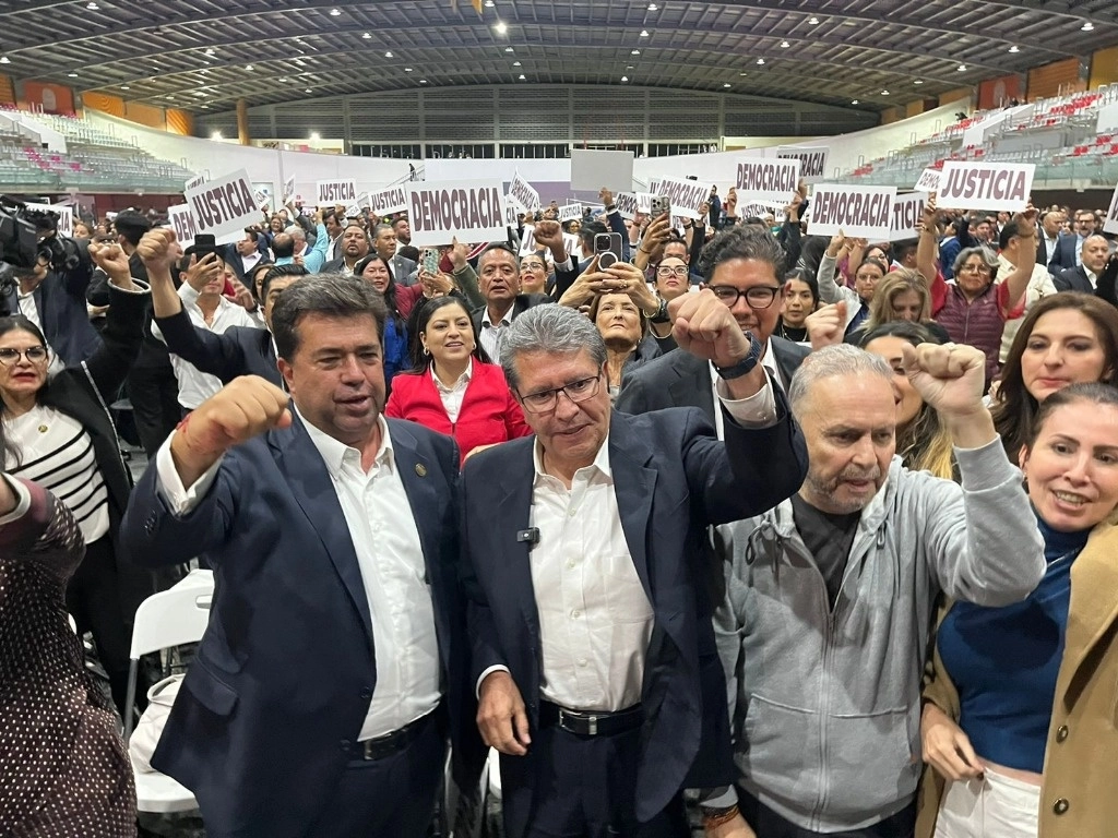 La reforma al Poder Judicial fue aprobada durante la madrugada del 4 de septiembre de 2024. En la imagen, el coordinador de Morena en la Cámara de Diputados, Ricardo Monreal, y la bancada del partido, celebran la resolución, en la  Sala de Armas de Ciudad Deportiva, en la capital del país. Foto Luis Castillo 