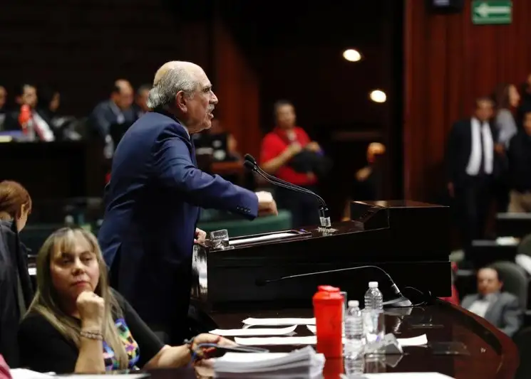 El diputado de Morena, Pablo Gómez, durante la discusión sobre la controversia constitucional al manual de remuneraciones del INE, en la Cámara de Diputados. Foto Cristina Rodríguez