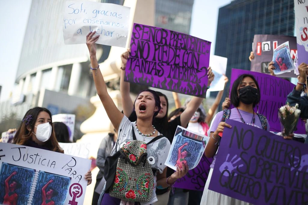 Jóvenes marchan por el feminicidio de Sofía Morales, alumna de la Preparatoria 4 de la UNAM, desde el Ángel de la Independencia hasta el Zócalo capitalino, el pasado 13 de abril de 2022. Foto Yazmín Ortega Cortés 