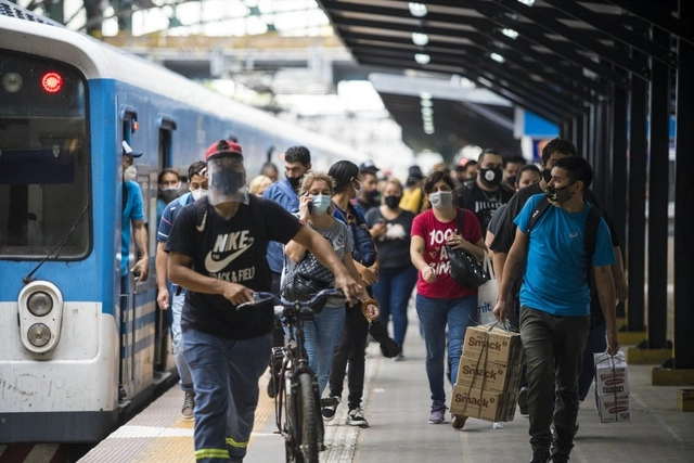 Con la aprobación del proyecto, menos del 10% de los trabajadores y jubilados pagarán el impuesto al salario. Foto Xinhua