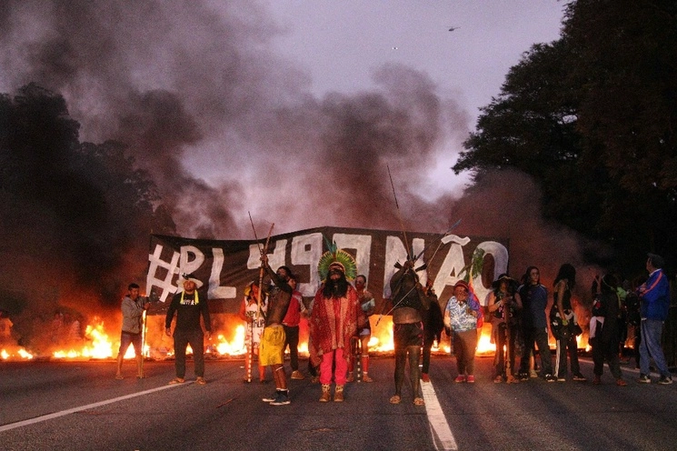 Esta imagen distribuida por Agencia Brasil, muestra a los indígenas guaraní mbya realizando una manifestación por sus derechos territoriales en la carretera Bandeirantes en Sao Paulo, Brasil, el 30 de mayo de 2023. Foto Rovena Rosa / Agencia Brasil / Afp