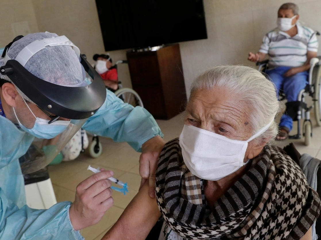 Francisca Alves Xavier, de 102 años, quien ya se enfermó de Covid-19, recibe una inyección de la vacuna Sinovac CoronaVac de China durante un programa de vacunación prioritaria para ancianos en el asilo Bezerra de Menezes en Brasilia, Brasil, el 22 de enero de 2021. Foto Ap 