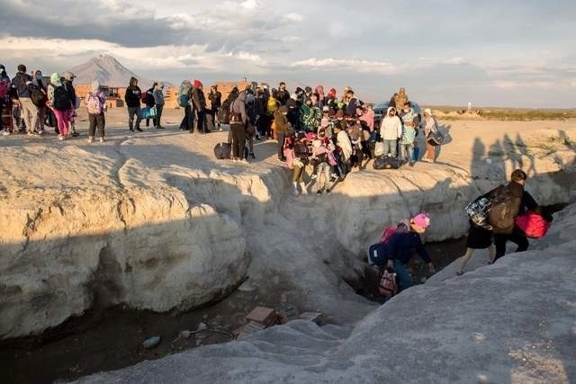 Migrantes cruzan desde Bolivia hacia Chile, en la zona fronteriza de Colchane. Foto Afp / Archivo