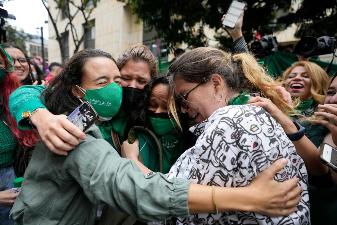La Corte Constitucional de Colombia aprobó la despenalización del aborto en el país hasta la semana 24 de gestación luego de deliberar ayer. En la imagen, activistas celebran el fallo en Bogotá. Foto Ap
