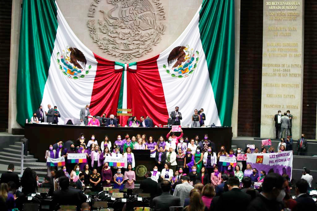 Diputadas de distintos partidos suben a la tribuna durante el posicionamiento de la presidenta de la Comisión de Equidad y Género, Julieta Kristal Vences, en la sesión solemne por el Día Internacional de la Mujer, en el recinto legislativo de San Lázaro, en la Ciudad de México, el 8 de marzo de 2022. Foto José Antonio López