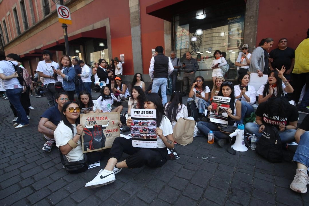 Personas en contra de la tauromaquia se manifiestan afuera del Congreso de la CDMX, el 14 de marzo de 2025. Foto