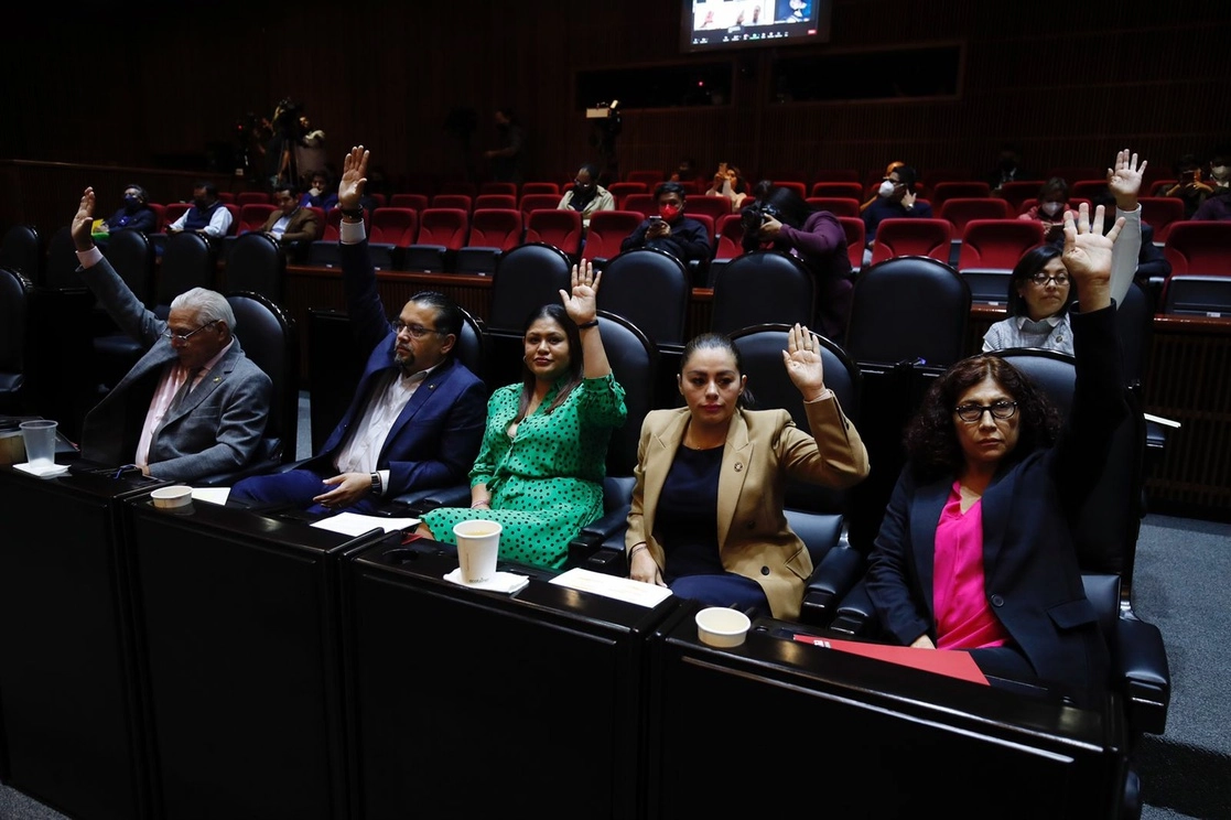 Diputados votan durante la sesión de la Comisión de Energía por la eliminación del horario de verano, en la Ciudad de México, el 26 de septiembre de 2022. Foto Cristina Rodríguez