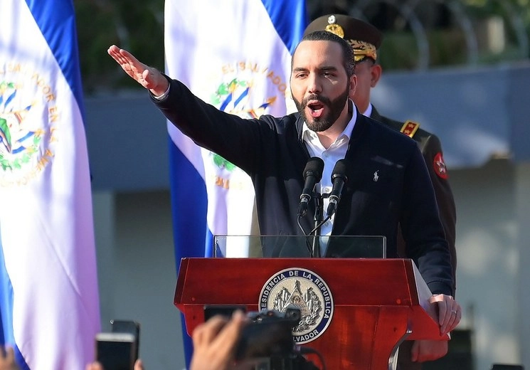 Nayib Bukele durante una protesta fuera de la Asamblea Legislativa para presionar a los diputados para que aprueben un préstamo para invertir en seguridad, en San Salvador, en febrero de 2020. Foto Afp