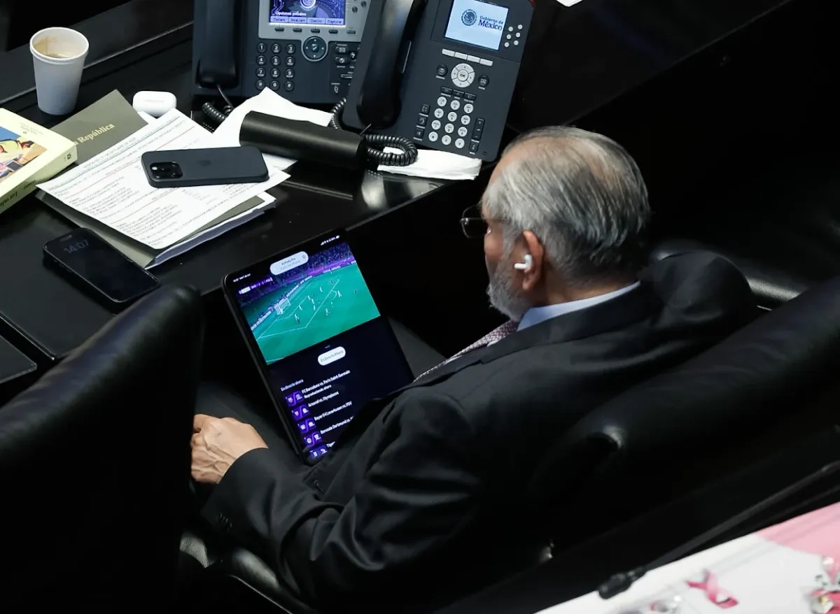 Por la tarde, durante la comparecencia del secretario de Hacienda y Crédito Público, Édgar Amador Zamora, el senador Adán Augusto López no perdió detalle del partido de futbol entre Barcelona y París Saint-Germain. Posteriormente, siguió un encuentro de beisbol. Foto