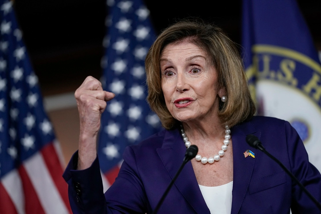 Nancy Pelosi, presidenta de la Cámara de Representantes, durante la sesión en la que se aprobó la prohibición de las armas de asalto en Esados Unidos. Foto Ap.