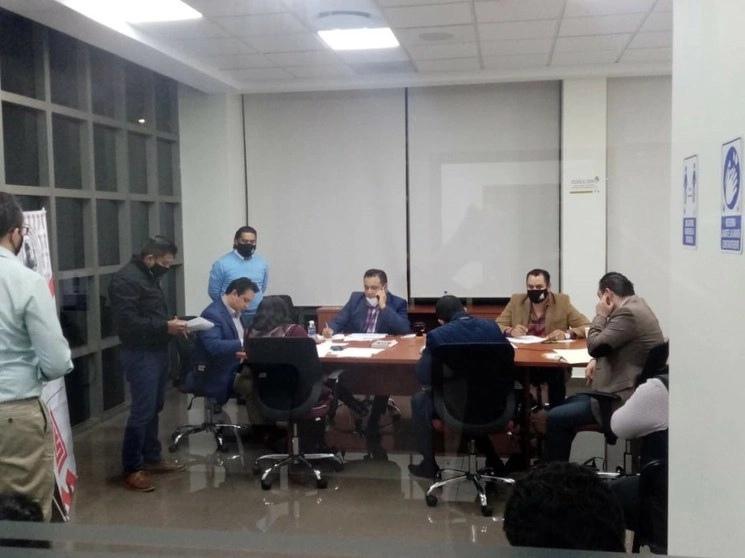 Los integrantes de la Comisión de Gobernación, encabezada por el diputado priista José Luis Espinoza Silva, iniciaron la dictaminación y aprobación de cada una de las planillas. Foto Ricardo Montoya