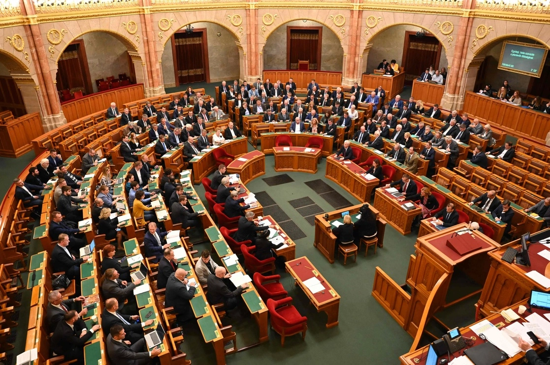 Los representantes del parlamento húngaro votan en la sala principal del edificio del parlamento en Budapest, el 3 de octubre de 2022. Foto Afp