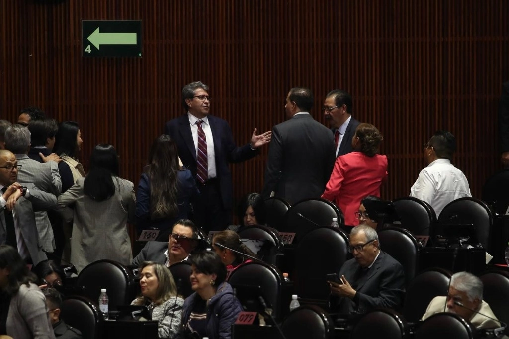 El coordinador de Morena en la Cámara de Diputados, Ricardo Monreal (c,izq) durante la sesión de este 10 de diciembre de 2024. Foto Yazmín Ortega Cortés



