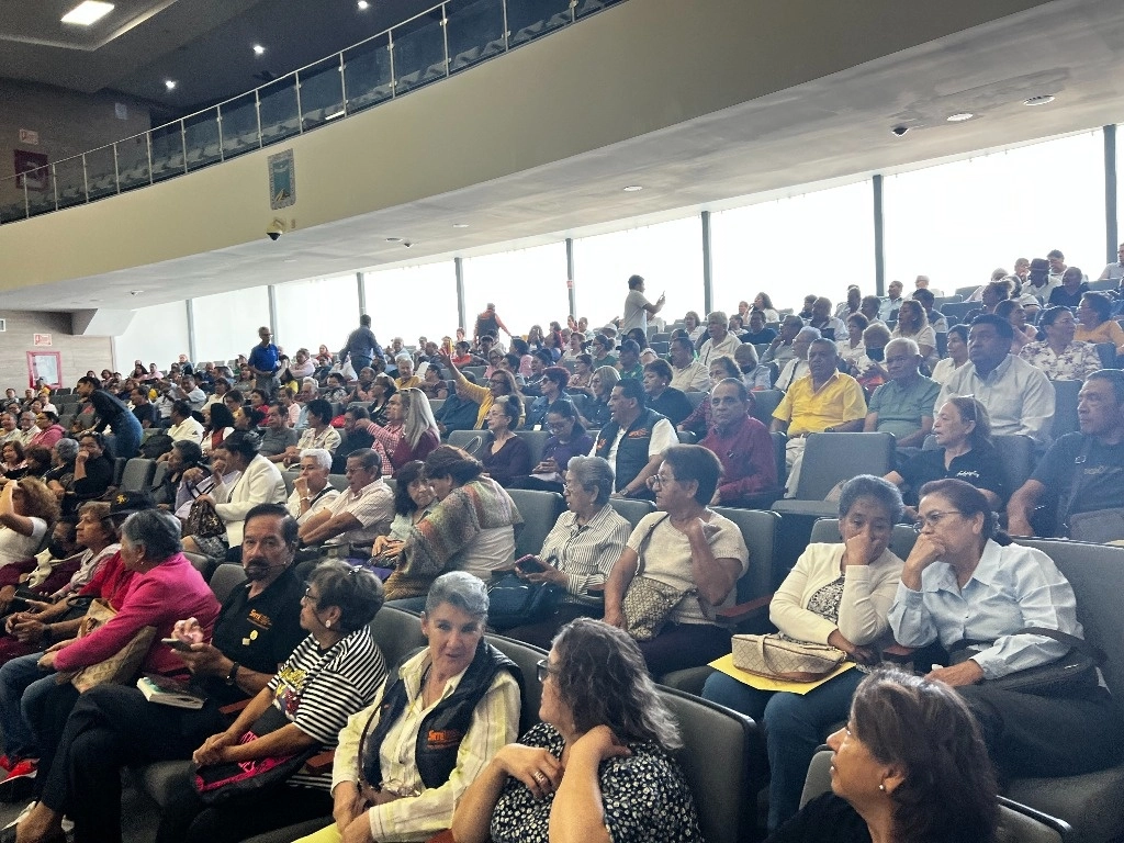 Maestros del estado de Morelos en la sesión del Congreso estatal donde diputados aprobaron el pago correcto de la prima de antigüedad a los maestros adscritos a la sección XIX del SNTE. Foto Rubicela Morelos