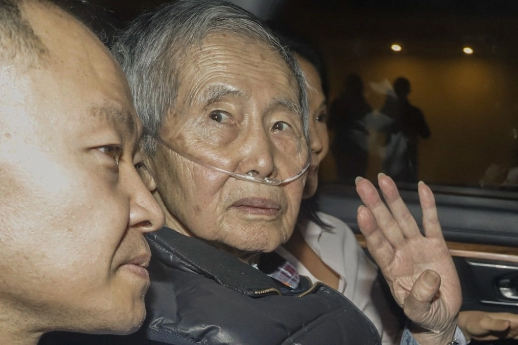El ex presidente de Perú (1990-2000), Alberto Fujimori, se sienta entre sus hijos Kenji y Keiko tras su liberación de la prisión de Barbadillo en las afueras del este de Lima, el 6 de diciembre de 2023. Foto Afp