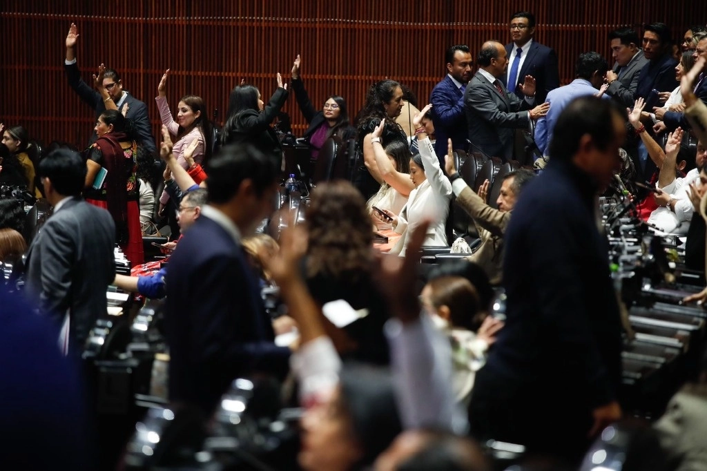 Diputados, durante la sesión en la cual se lleva a cabo la discusión y votación del dictamen de las reformas a los artículos 25, 27 y 28 sobre las industrias estratégicas del Estado, en San Lázaro, en la Ciudad de México, el 9 de octubre de 2024. Foto Cristina Rodríguez
