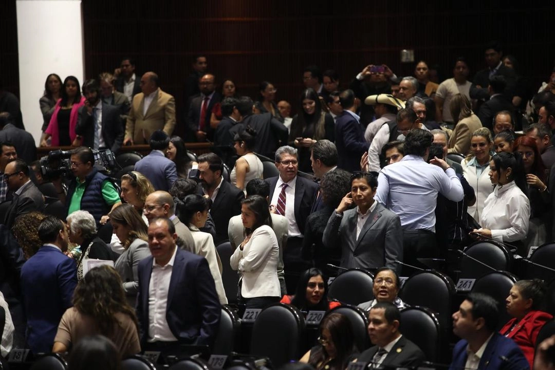 El diputado Ricardo Monreal y la bancada de Morena durante sesión en la cámara de diputados el 11 de marzo del 2025. Foto