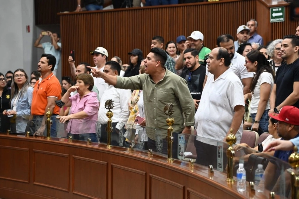 Trabajadores inconformes irrumpieron en la sesión del Congreso. Foto sitio oficial de la Universidad Autónoma de Sinaloa