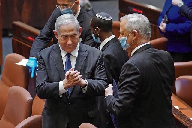 Benjamin Netanyahu será primer ministro durante los primeros 18 meses de gobierno, antes de ser reemplazado por su rival Benny Gantz por los siguientes 18 meses. Foto Afp
