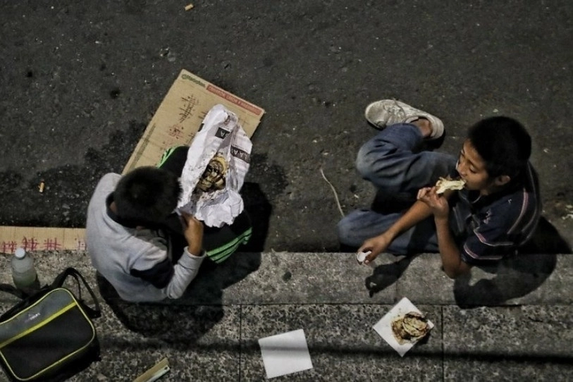 Niños en condición de calle en la Ciudad de México. Foto Marco Peláez / Archivo
