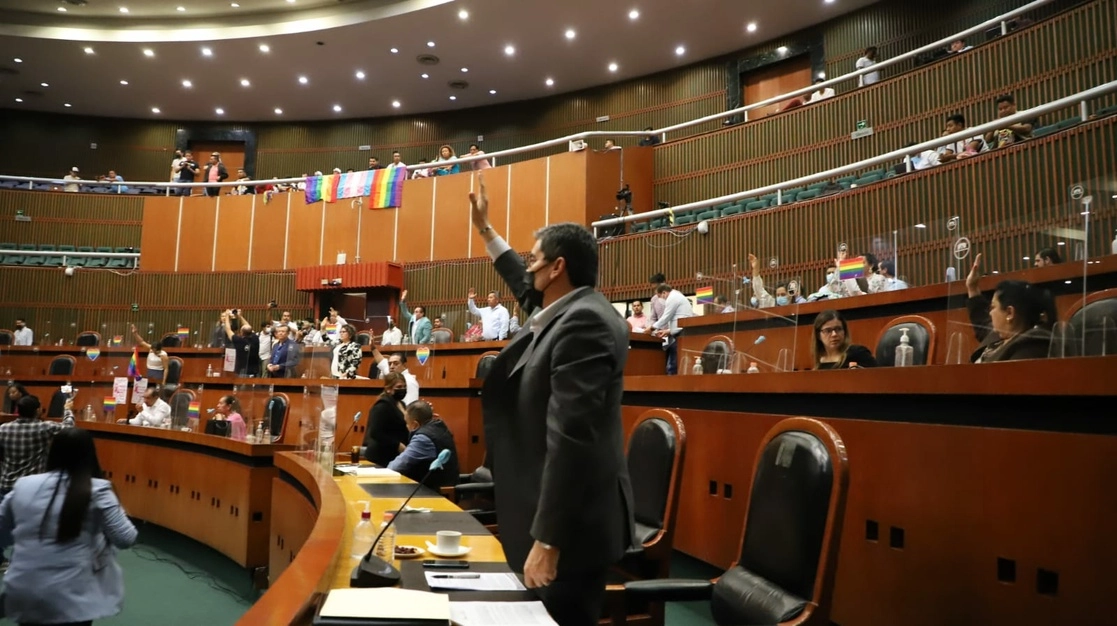 Activistas de la comunidad LGBT+ celebraron ayer la aprobación a la reforma del Código Civil que permite el matrimonio entre personas del mismo sexo en Guerrero. Foto tomada del Twitter de @congresogro