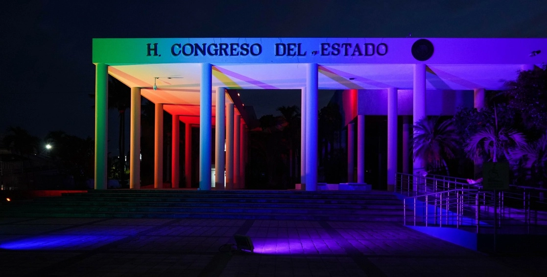 El Congreso estatal es iluminado con los colores del orgullo LGBT+ tras la aprobación del matrimonio igualitario. Foto tomada del Twitter de @congresosinaloa